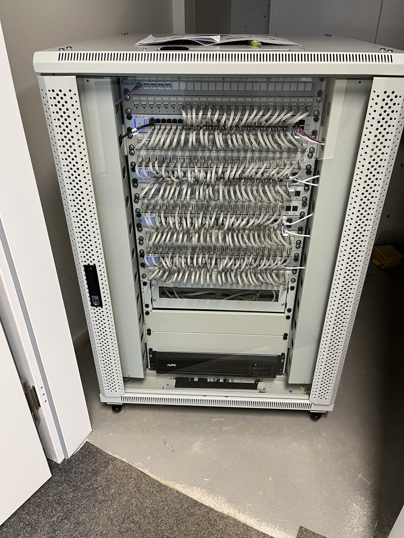 Netzwerkschrank IDPM Reken mit sauber gepatchten Switches und USV