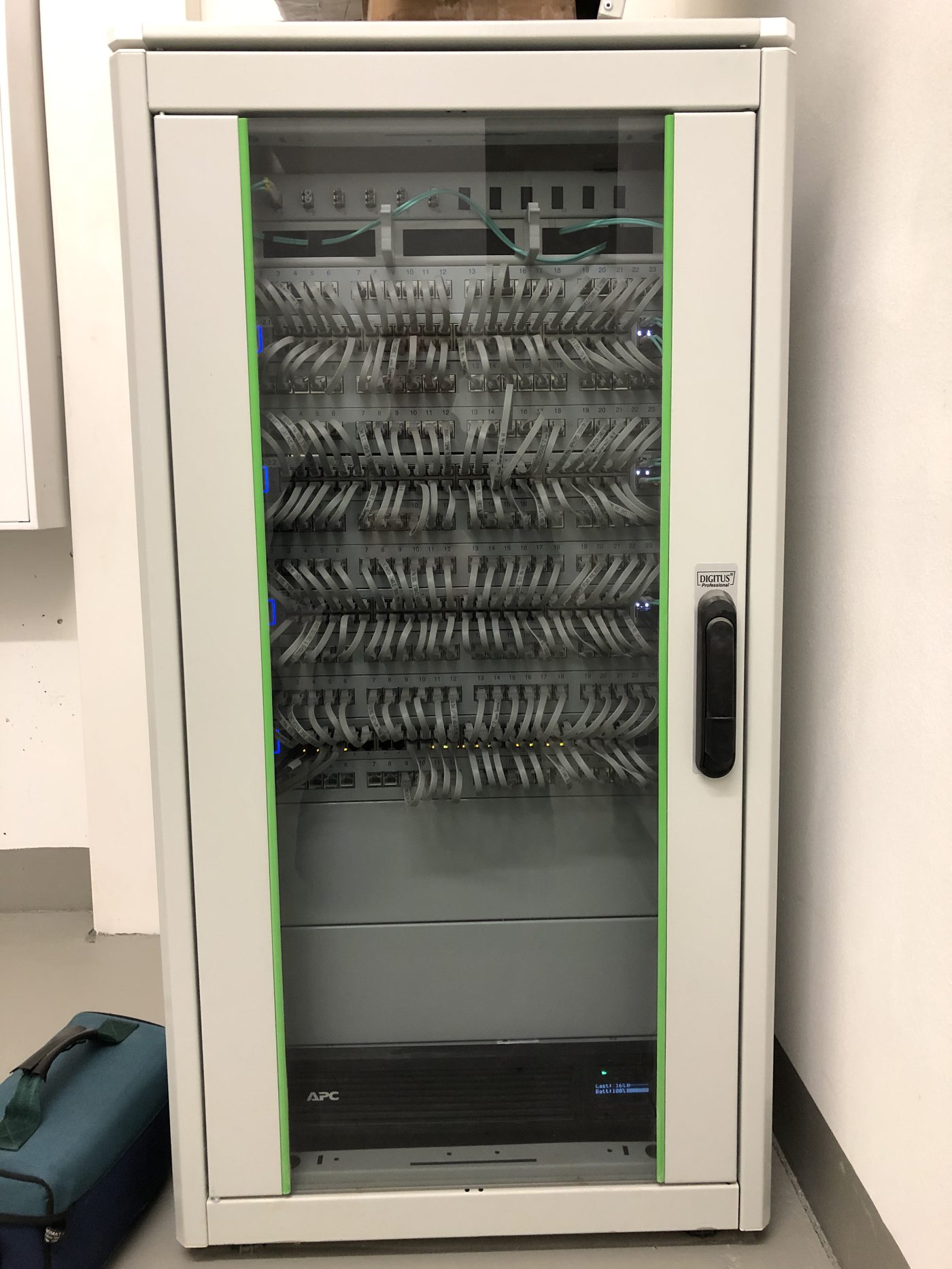 Wandschrank mit Patchpanel und USV