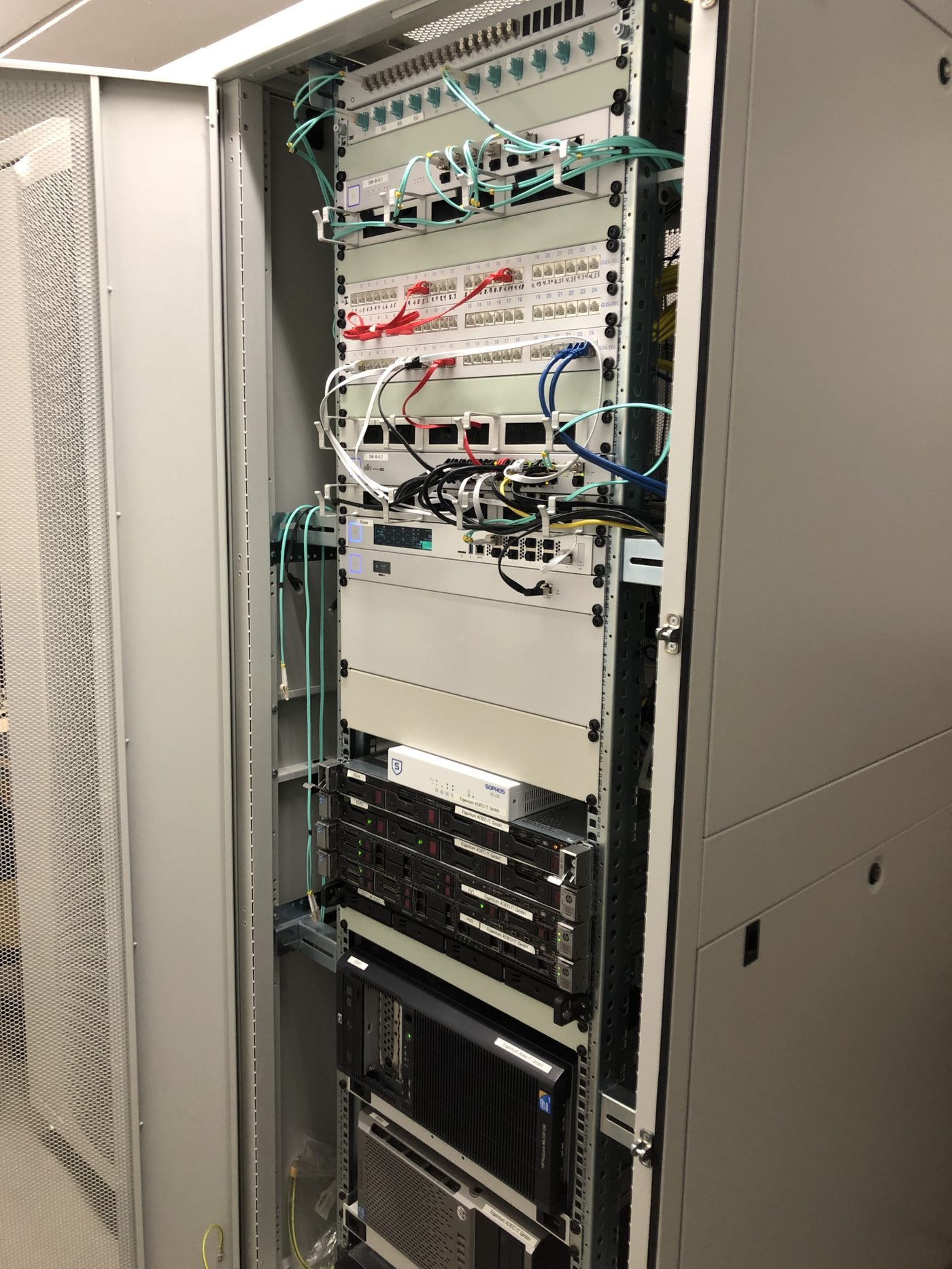 Serverschrank mit Firewall und Servern